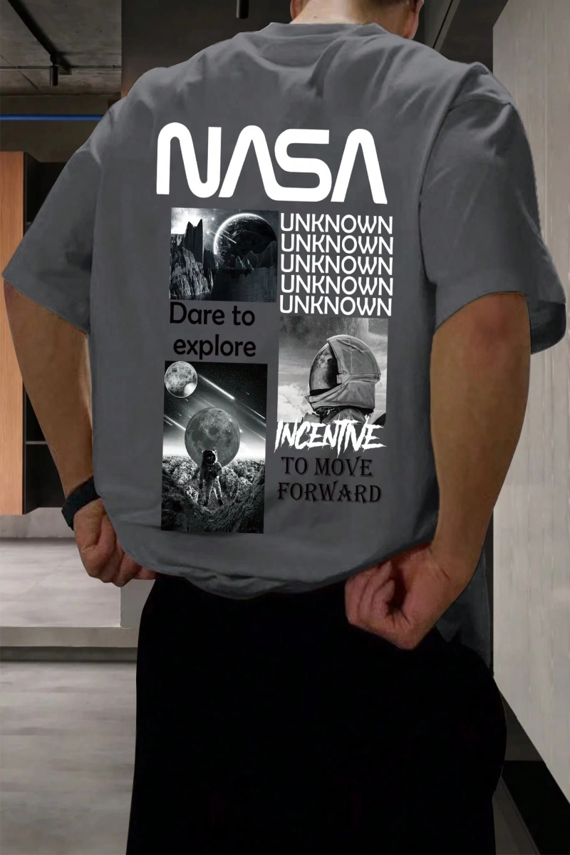 Erkek Astronot Ve Slogan Grafik Tişört
