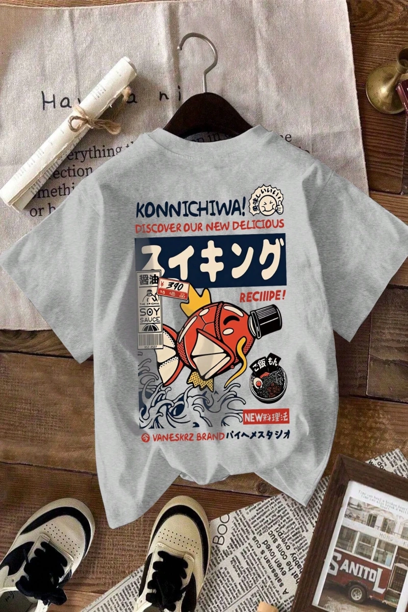 Erkek Beyaz Karikatür Balık Harf Ramen Rakam Baskılı Mürettebat Yaka Kısa Kollu Tişört, Günlü