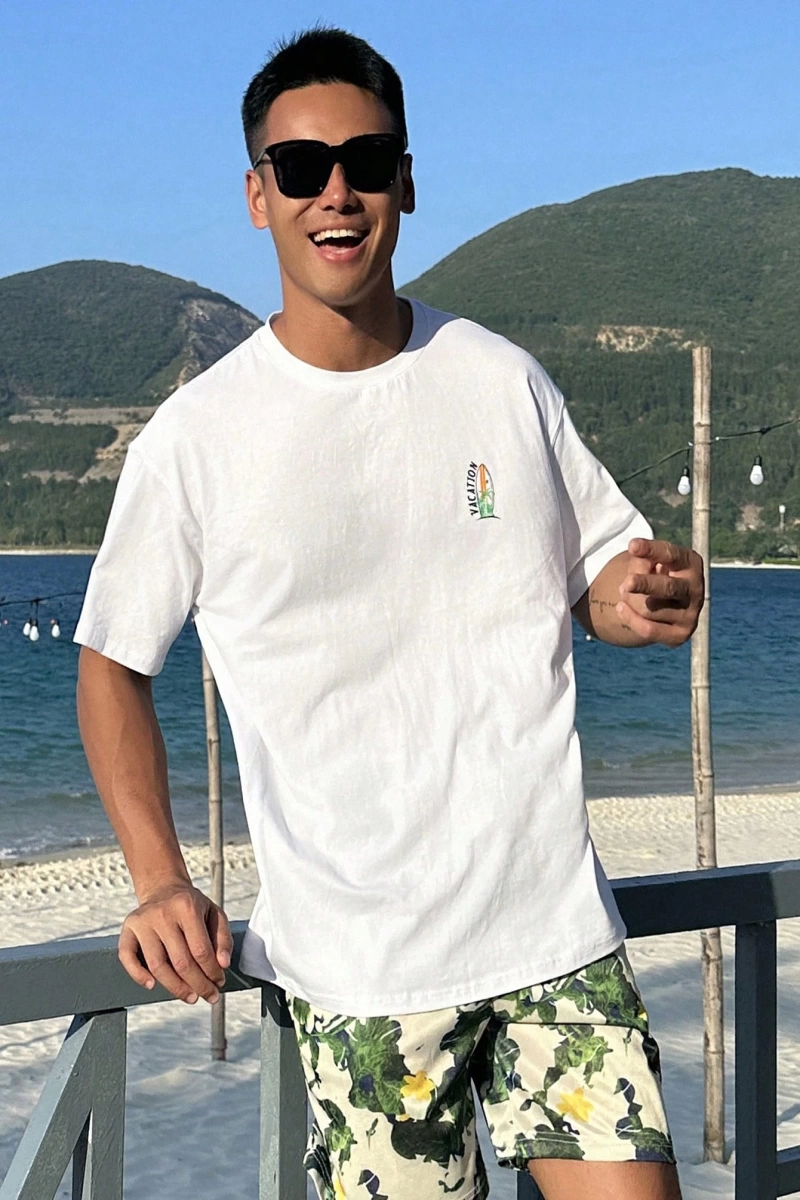 Erkek Beyaz Plaj ve Harf Baskılı Grafik Günlük Tişört, Yaz Tatil Stili