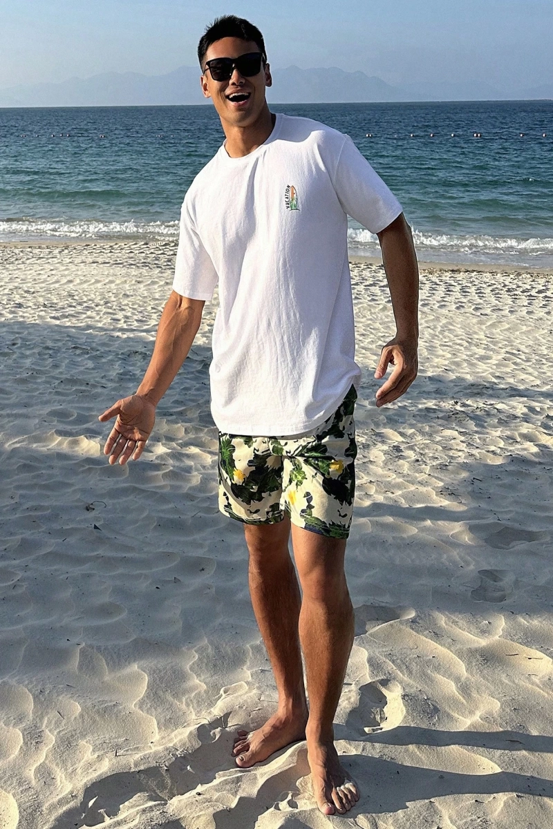 Erkek Beyaz Plaj ve Harf Baskılı Grafik Günlük Tişört, Yaz Tatil Stili
