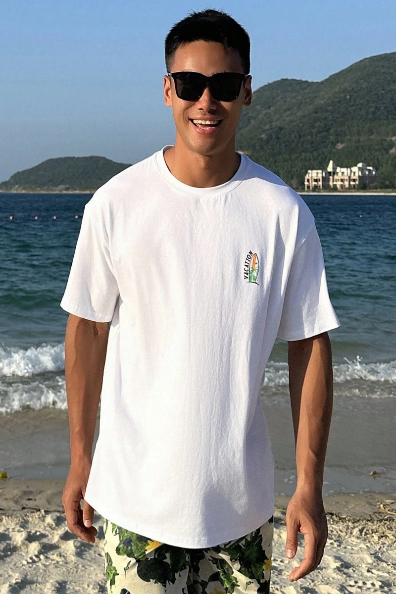 Erkek Beyaz Plaj ve Harf Baskılı Grafik Günlük Tişört, Yaz Tatil Stili