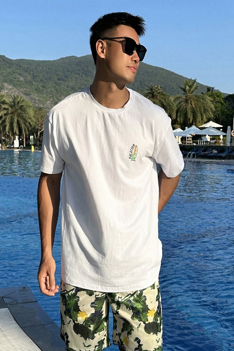 Erkek Beyaz Plaj ve Harf Baskılı Grafik Günlük Tişört, Yaz Tatil Stili