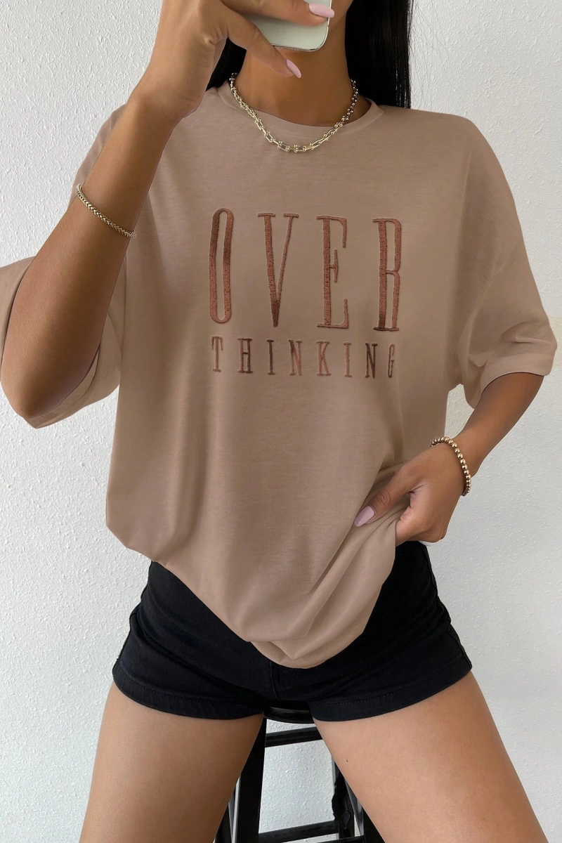 Flirla Düşük Omuzlu Harf Nakışlı Üst Grafik Tişörtler Kadın Üstleri