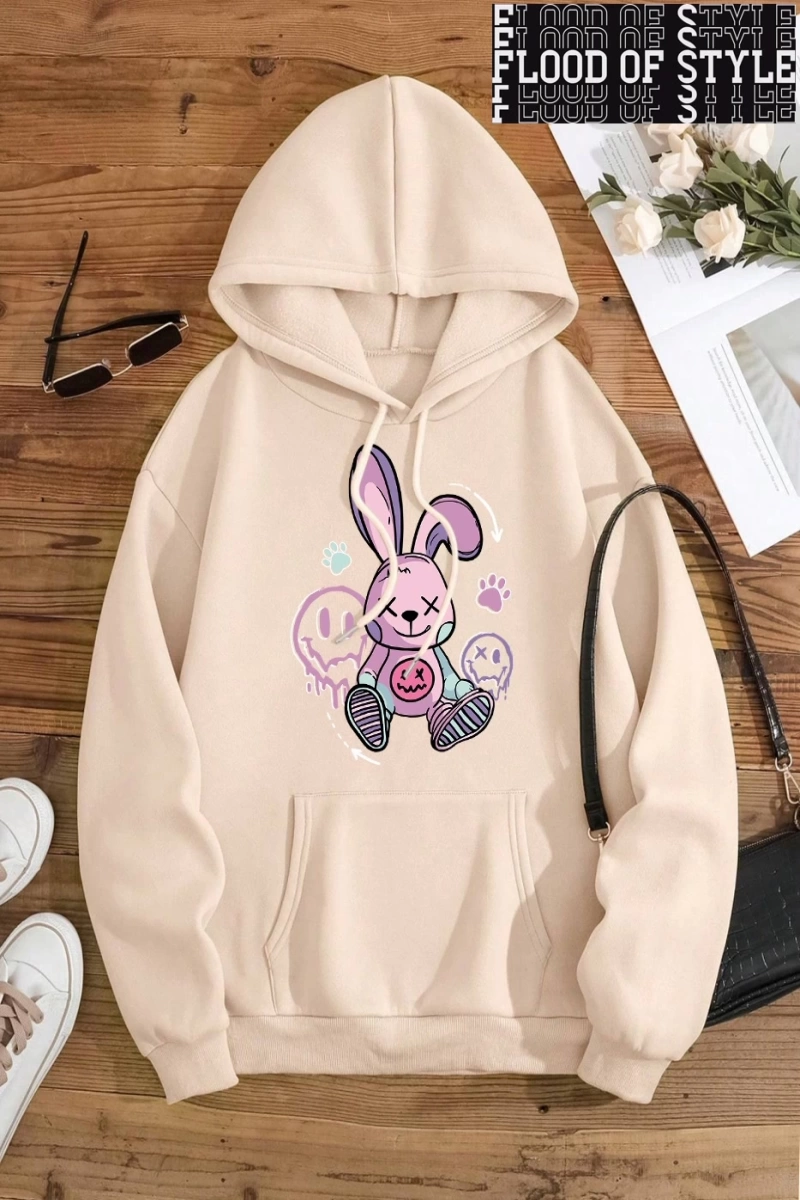 Hip Hop Harajuku Vintage Tarzı  Bir oyuncak tavşan yerde oturan  Gri