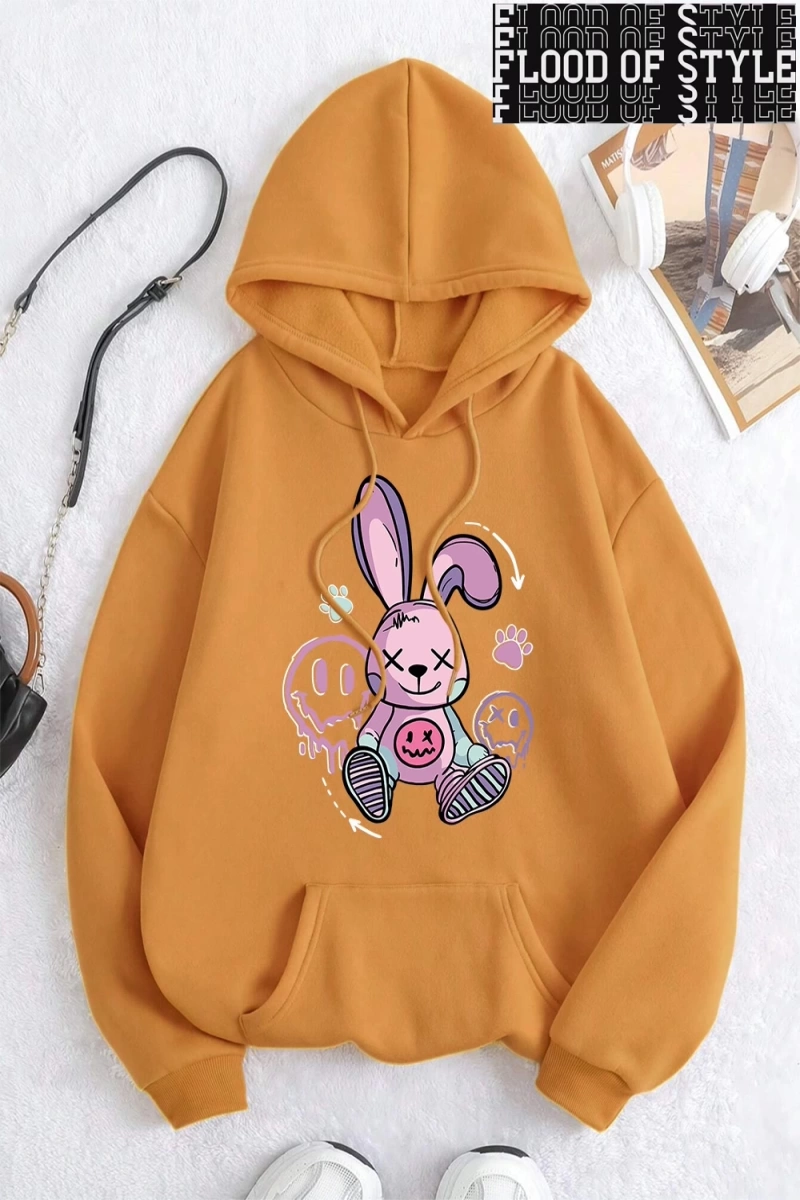 Hip Hop Harajuku Vintage Tarzı  Bir oyuncak tavşan yerde oturan  Gri