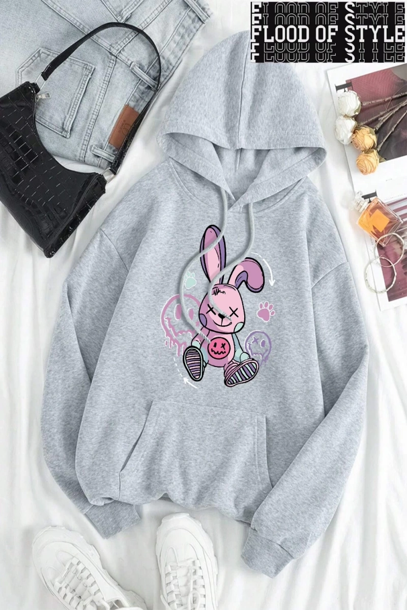 Hip Hop Harajuku Vintage Tarzı  Bir oyuncak tavşan yerde oturan  Gri