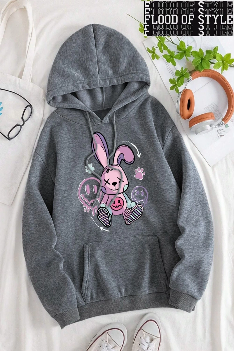 Hip Hop Harajuku Vintage Tarzı  Bir oyuncak tavşan yerde oturan  Gri
