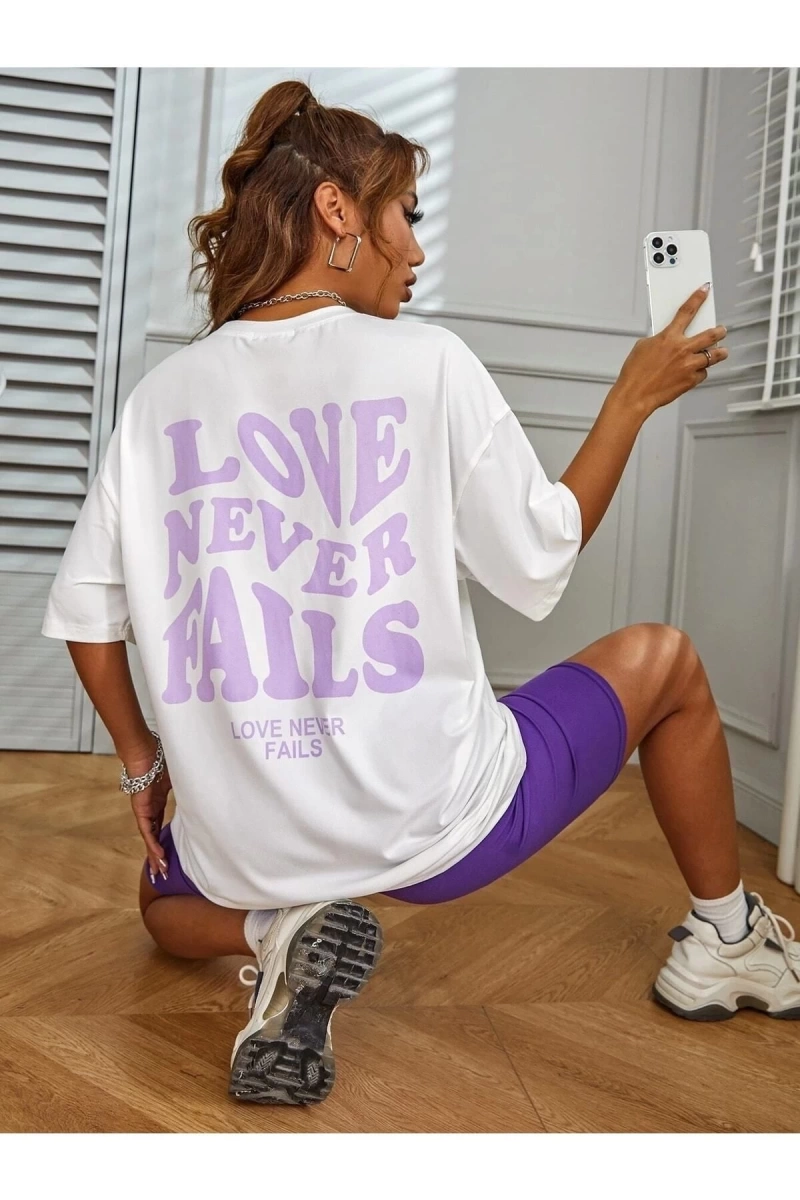 Kadın Beyaz Love Never Fails Baskılı Oversize Tişört