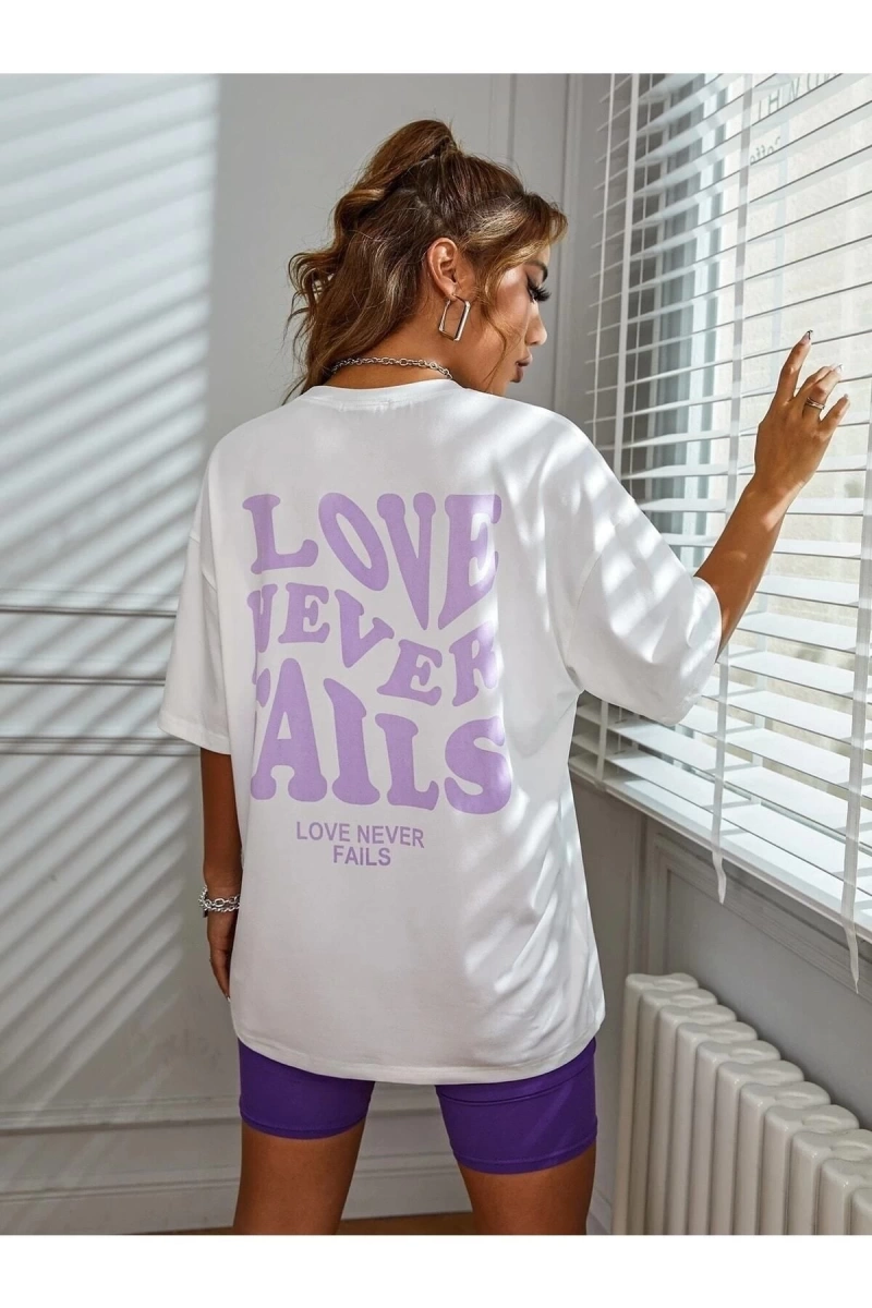 Kadın Beyaz Love Never Fails Baskılı Oversize Tişört