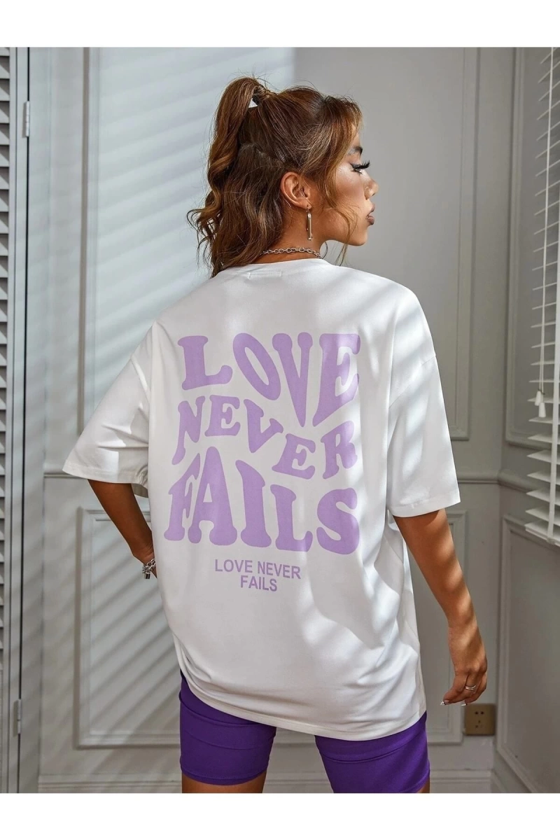 Kadın Beyaz Love Never Fails Baskılı Oversize Tişört