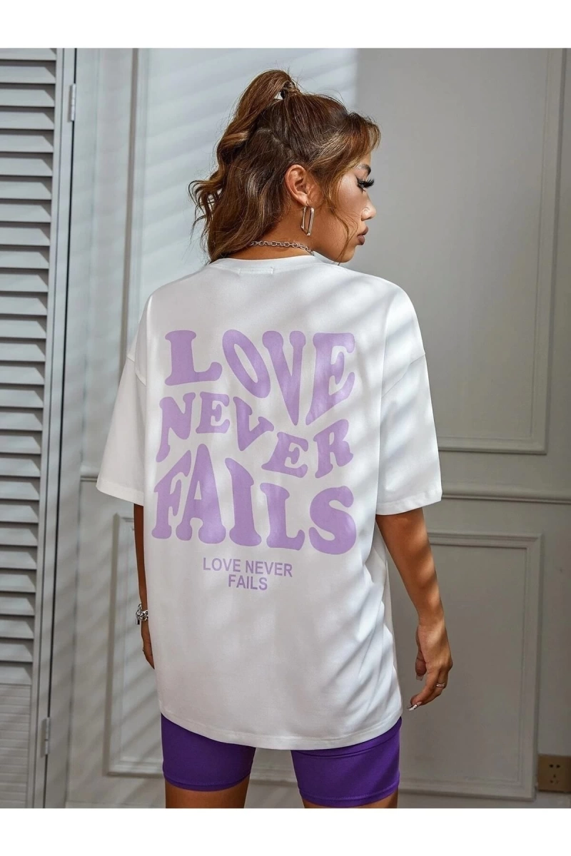 Kadın Beyaz Love Never Fails Baskılı Oversize Tişört
