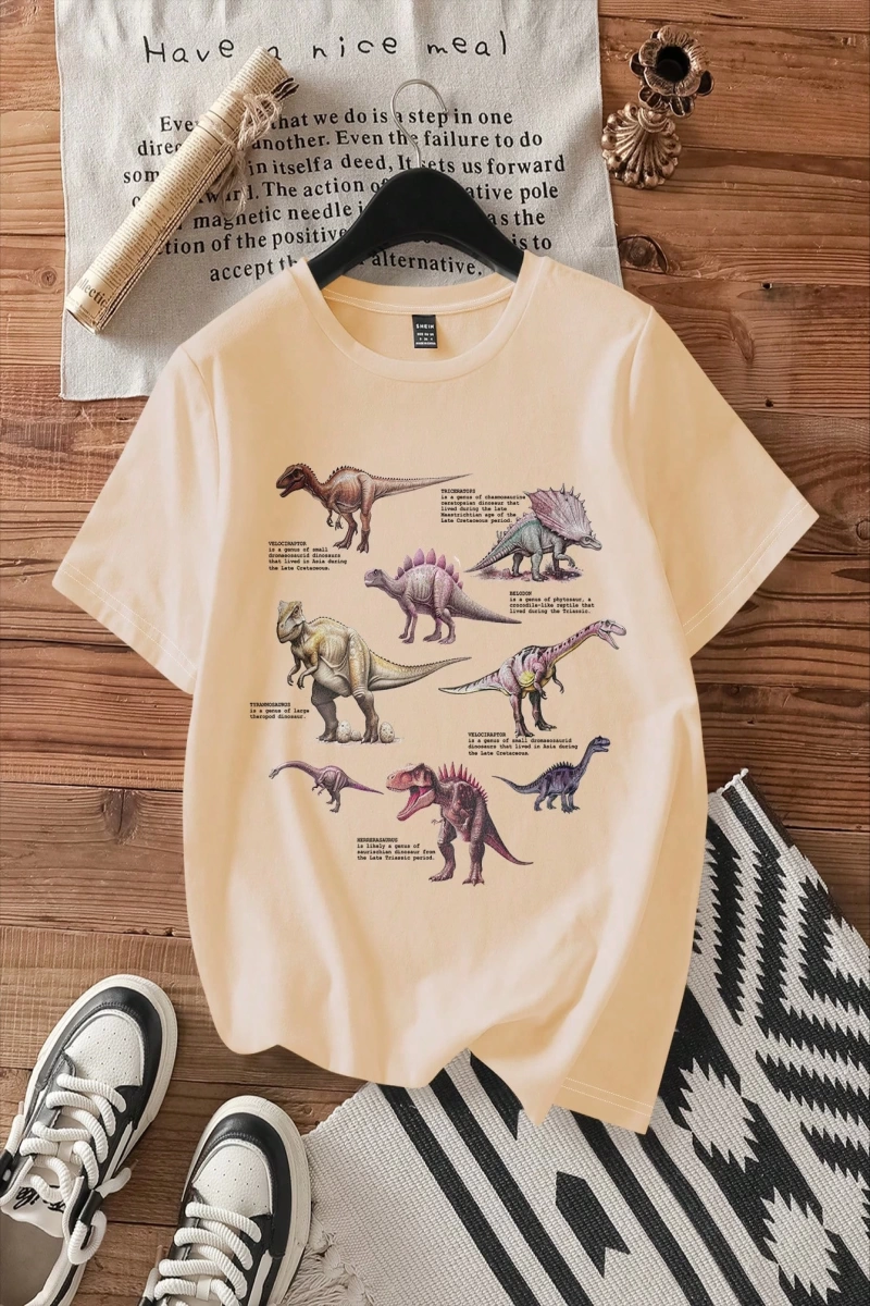 Kadın Günlük Dinozor Baskılı Bol Kesim Mürettebat Yaka İnce Kısa Kollu Beyaz Tişört,