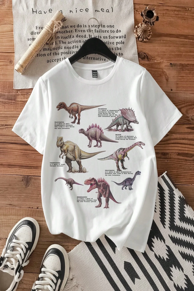Kadın Günlük Dinozor Baskılı Bol Kesim Mürettebat Yaka İnce Kısa Kollu Beyaz Tişört,