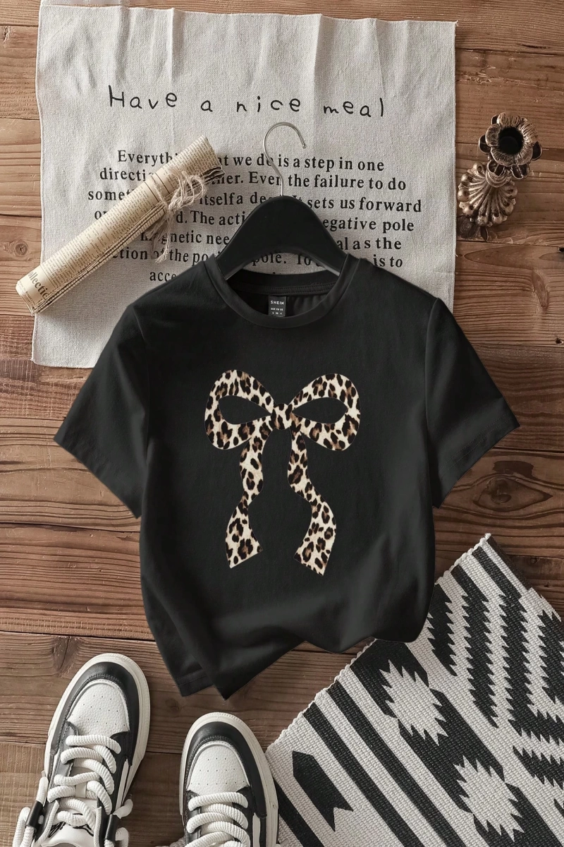 Kadın Renkli Yıldız Baskılı Kısa Kollu Tişört, Moda