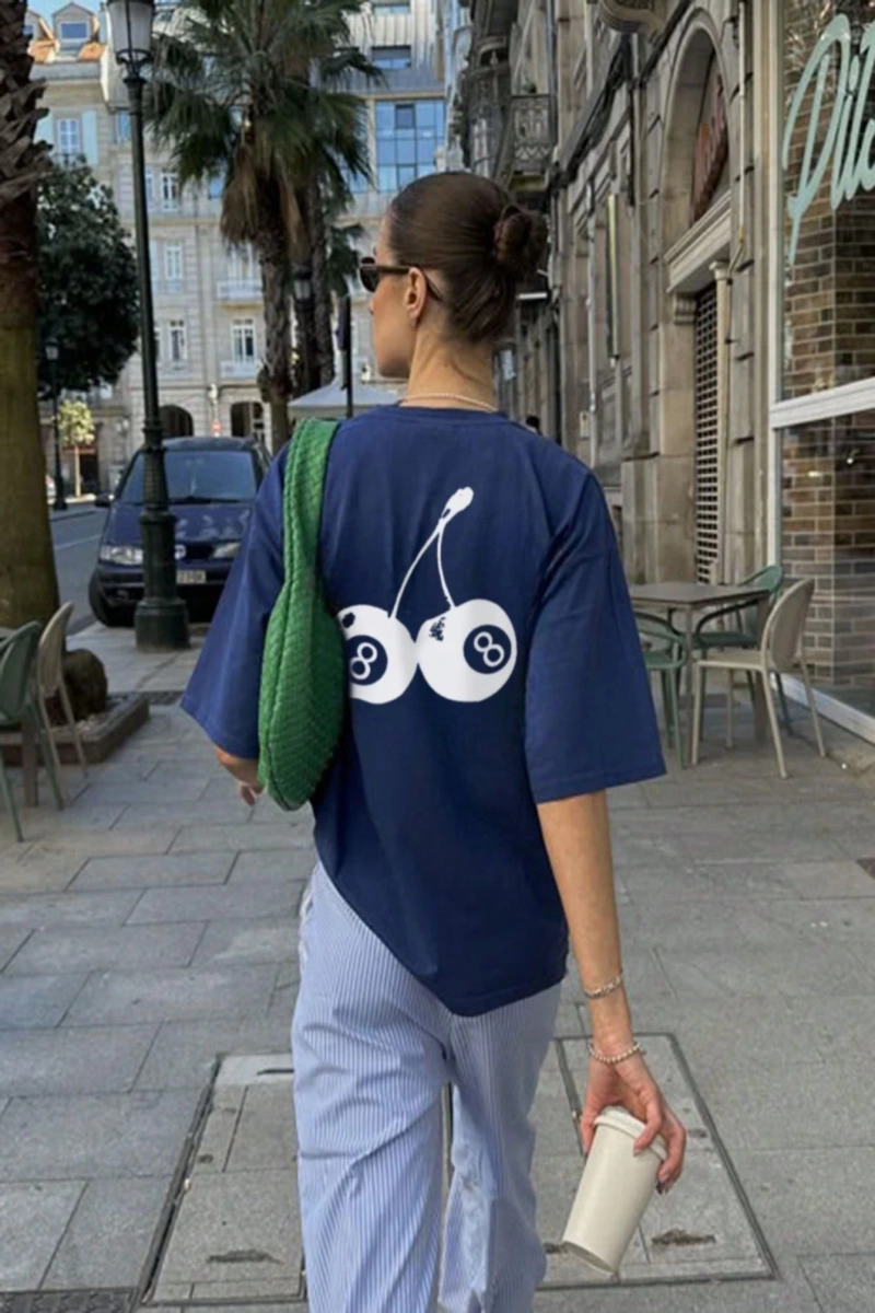 Kadın Yaz Kiraz Basit Baskılı Desen Yuvarlak Yaka Tişört Moda ve Çok Yönlüdür.