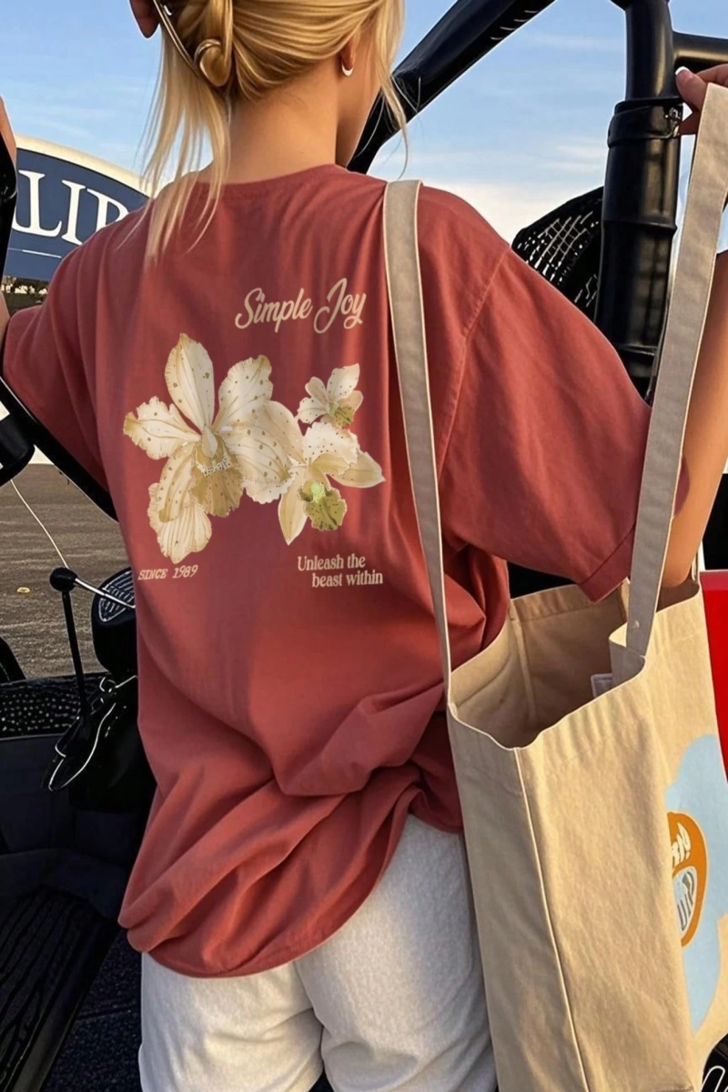 Kadın Yaz Renkli Harf Çiçek Desenli Yuvarlak Yaka Tişört Moda ve Çok Yönlüdür.Grafik Tişörtle