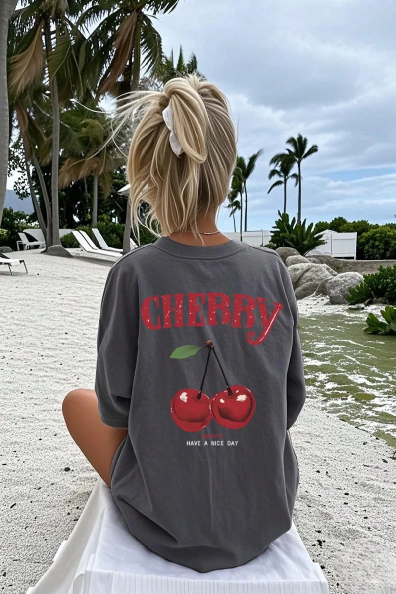 Kadın Yaz Yeni Minimalist Kiraz Ve Slogan Baskılı Rahat Tatil Stili Gevşek Ve Çok Yönlü Yuvar