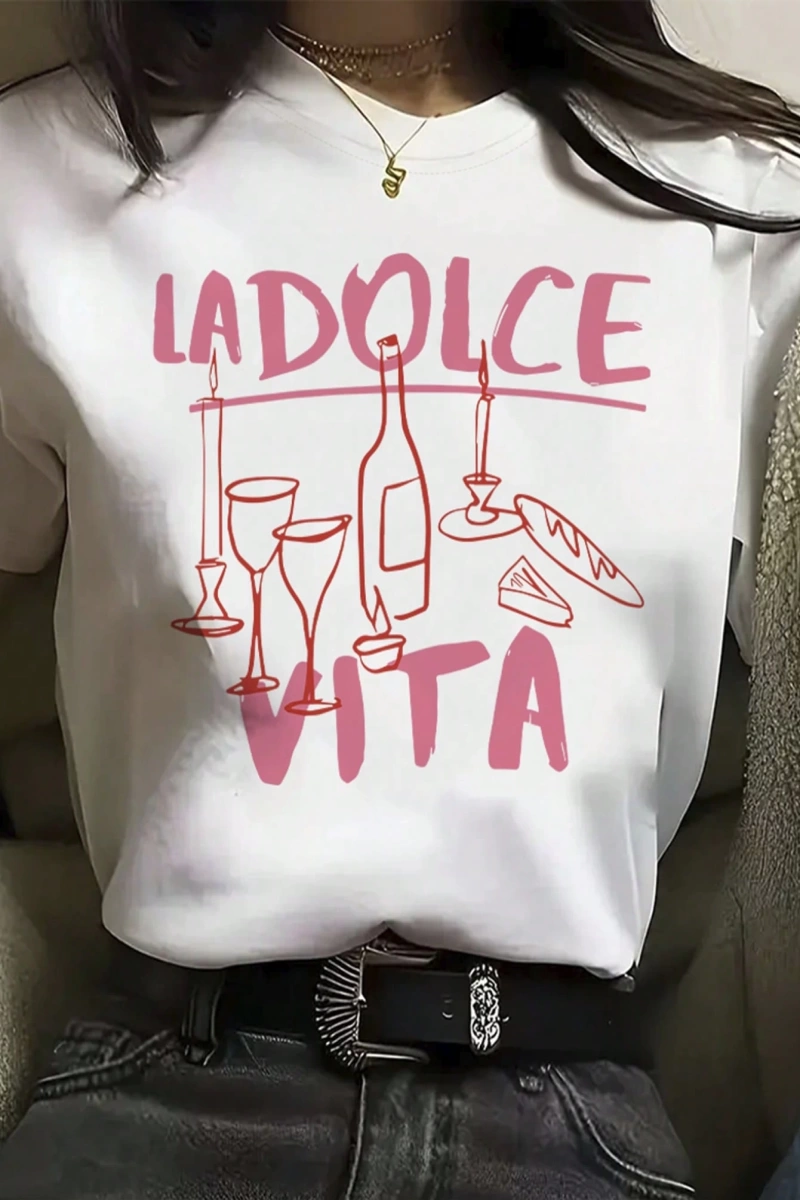 Kadınlar İçin Günlük Grafik Tişört - La Dolce Vita Şarap Kadehi ve Mum Tasarımı, Kısa Kollu
