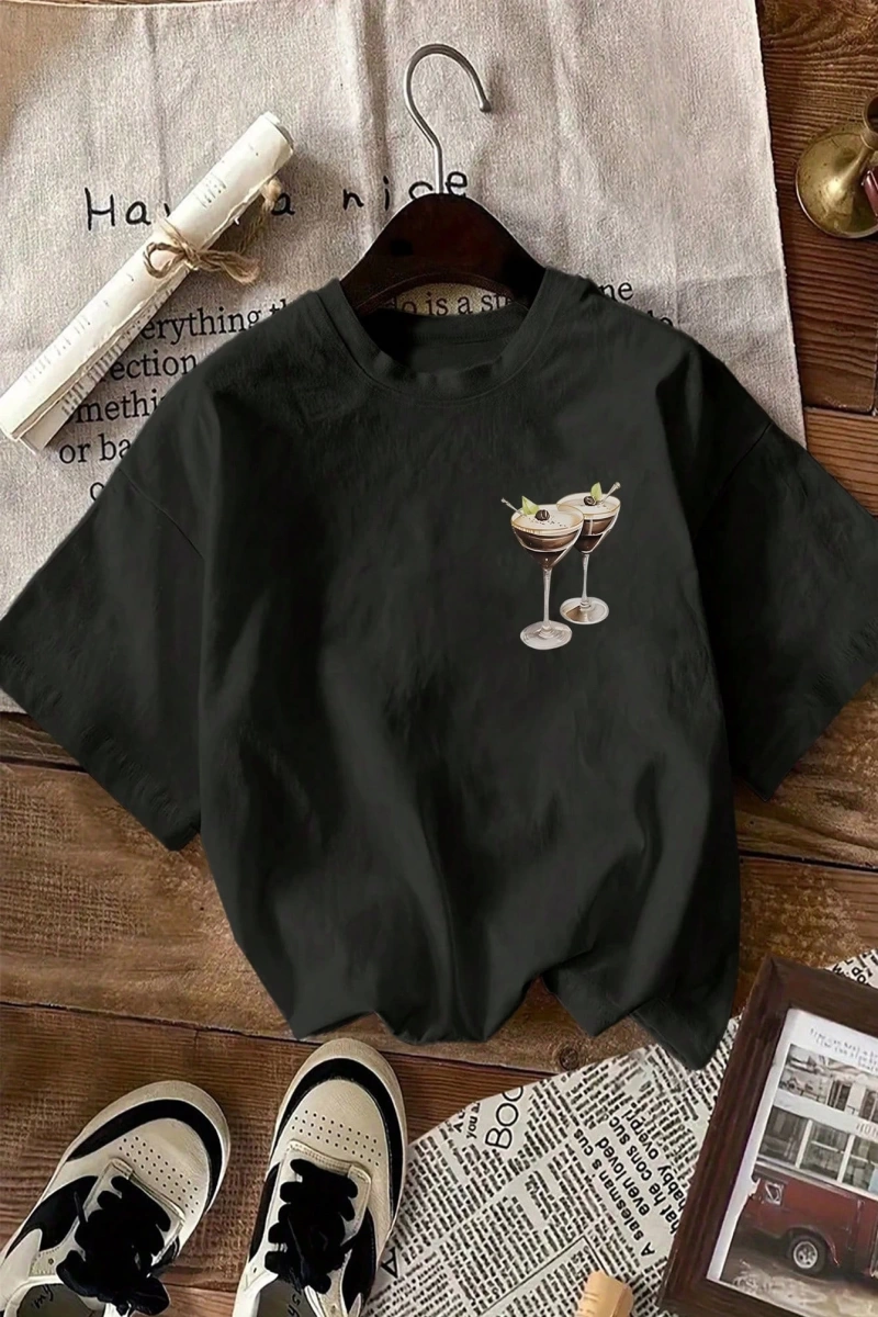 Kadınlar Rahat Yuvarlak Yaka Kısa Kollu Tişört Espresso Martini Coffee Club Grafikli, Yaz K