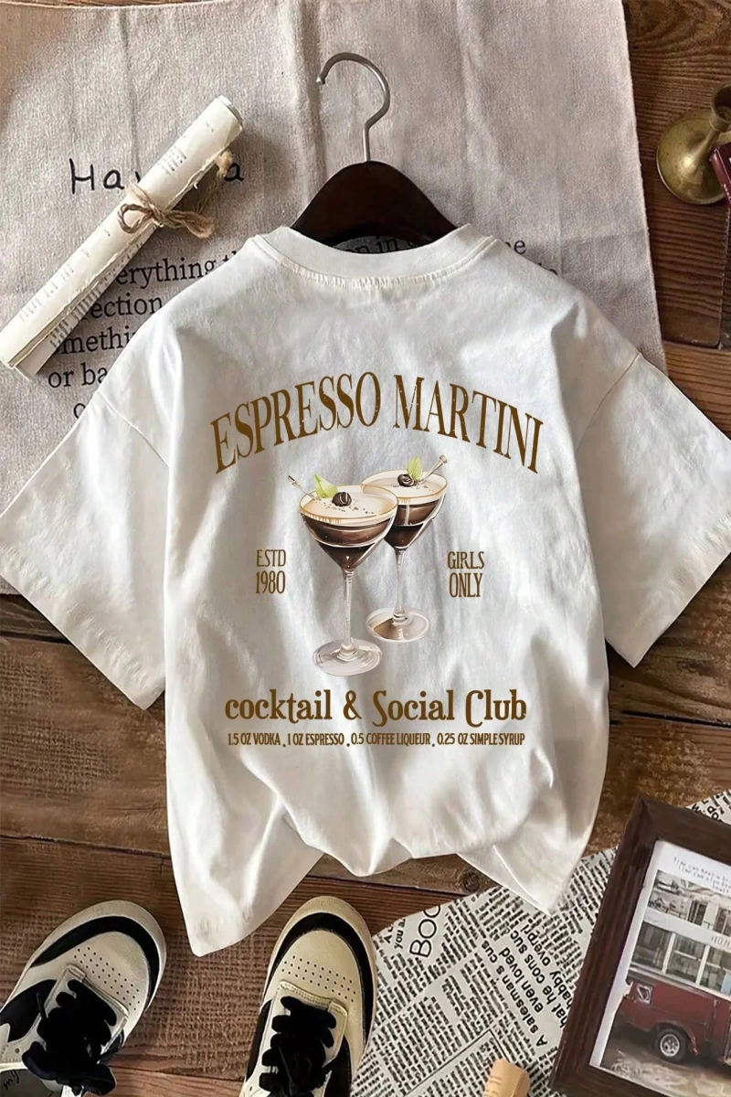 Kadınlar Rahat Yuvarlak Yaka Kısa Kollu Tişört Espresso Martini Coffee Club Grafikli, Yaz K