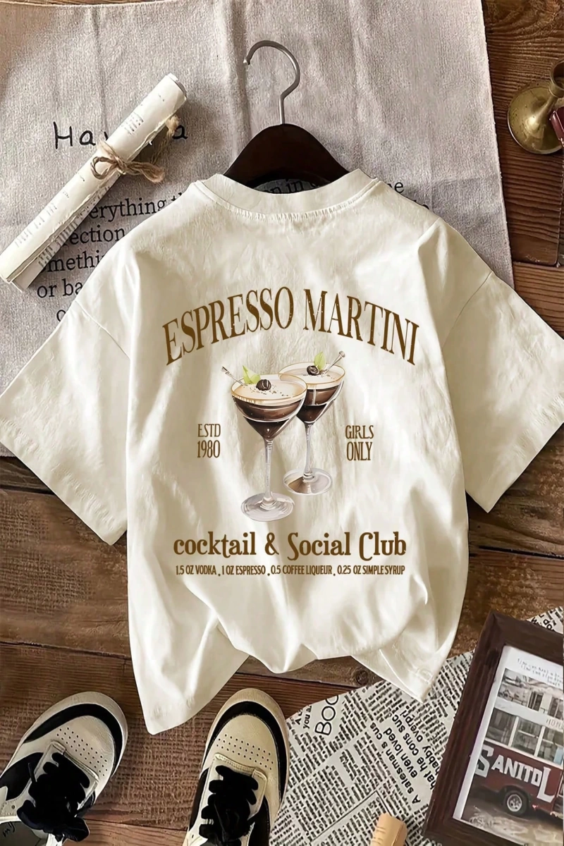 Kadınlar Rahat Yuvarlak Yaka Kısa Kollu Tişört Espresso Martini Coffee Club Grafikli, Yaz K