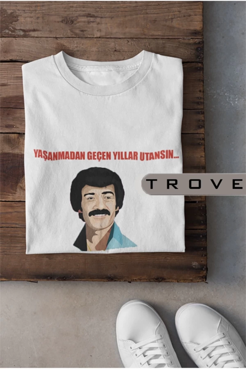 MAVİ Unısex Kadın Erkek Müslüm Gürses Yıllar Utansın %100 Pamuk Baskılı Siyah Beyaz T-shirt