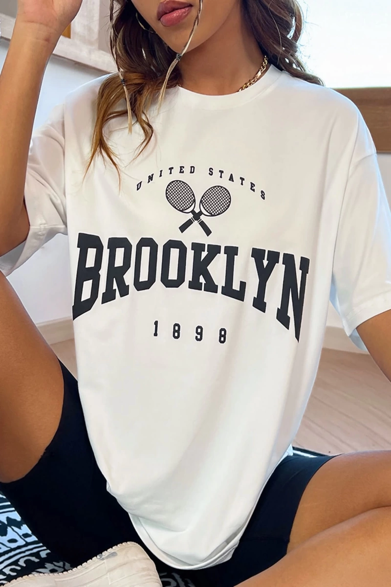 SHEIN MOOSTA Harfli Grafik Düşük Omuzlu Tişört Grafik Tişörtler Kadın Üstleri