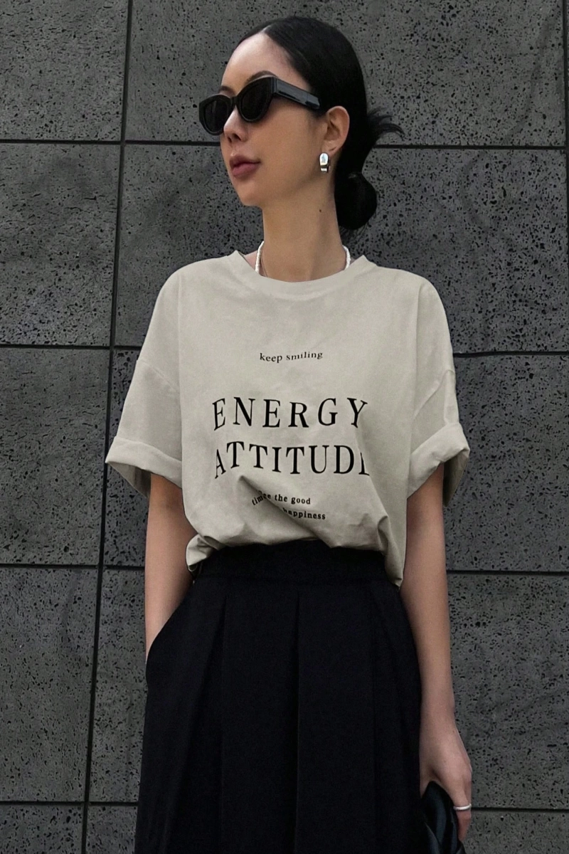 Slogan Grafik Düşük Omuzlu Tişört Gülümsemeye Devam Et ENERJİ TUTUM Zaman İyi Mutluluk
