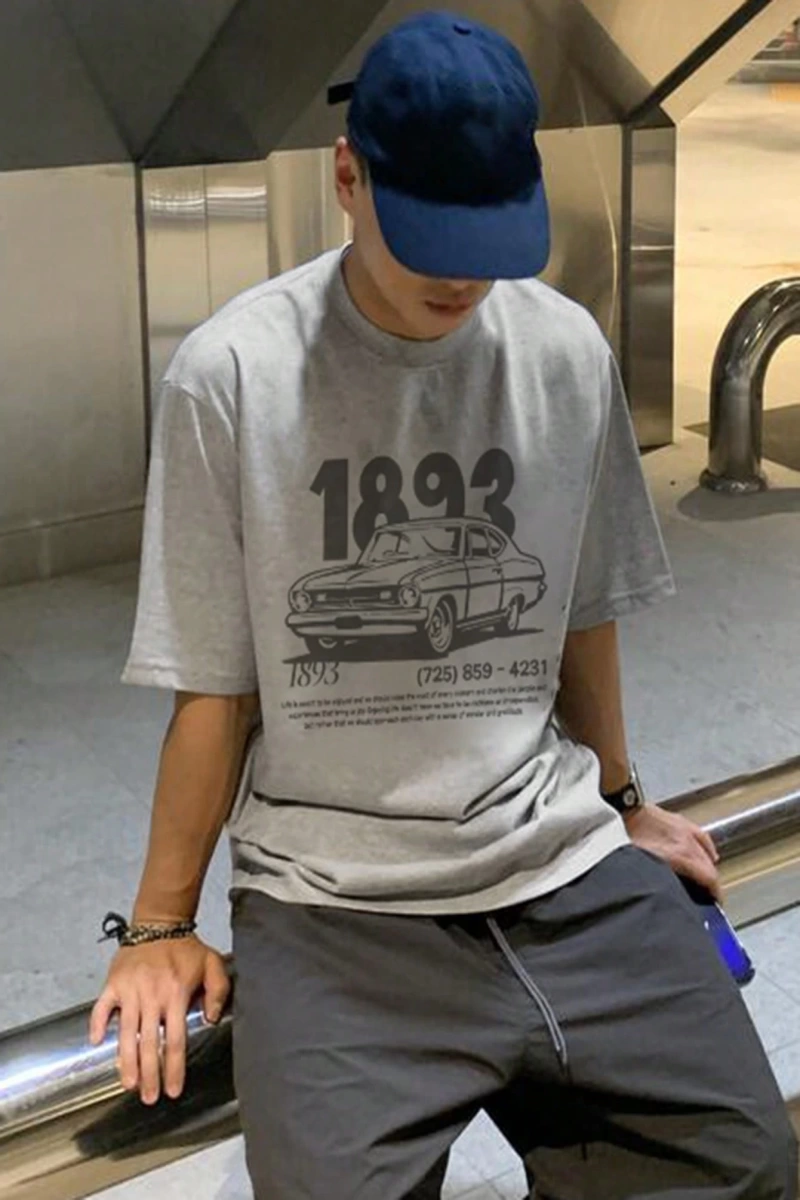 Yaz Erkek Gri Araba ve Harf Baskılı Yarış Stili Tişört