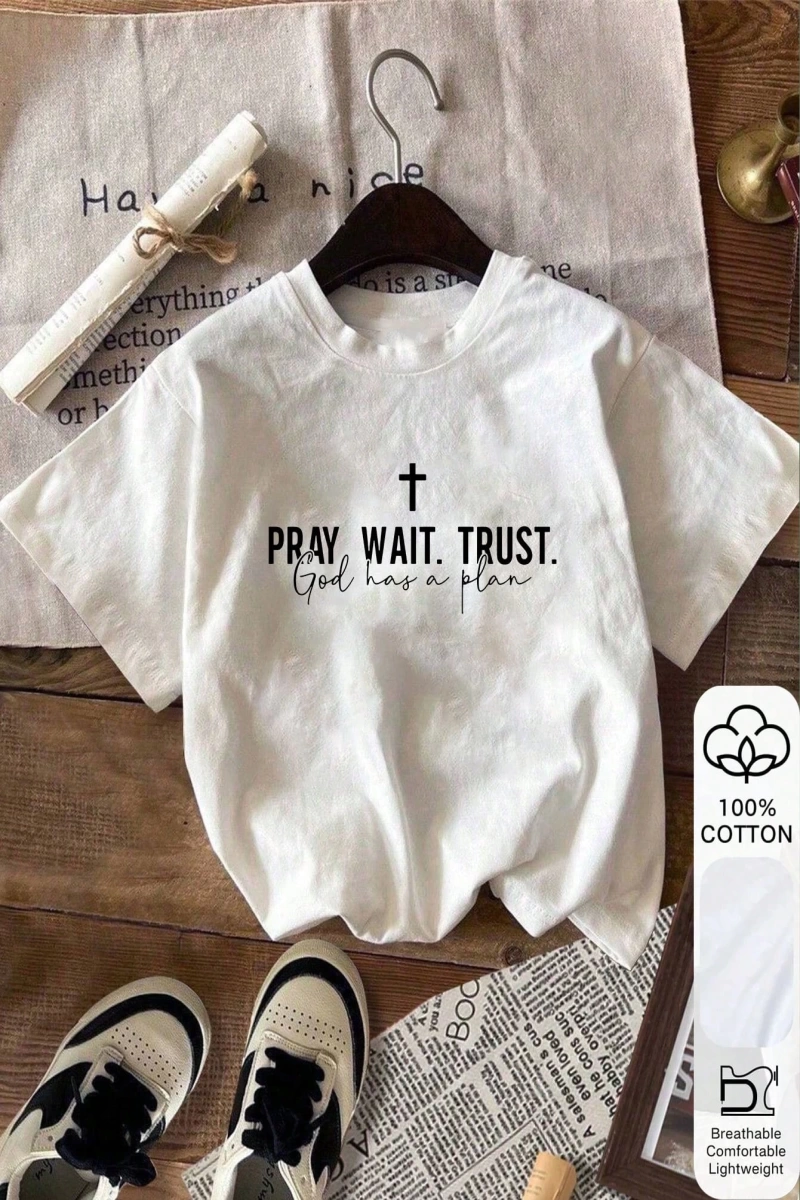 Yazlık Kadın Bol Tişört, Pray Wait Trust Yazılı Baskı, %100 Pamuklu Beyaz Kısa Kollu Grafik T