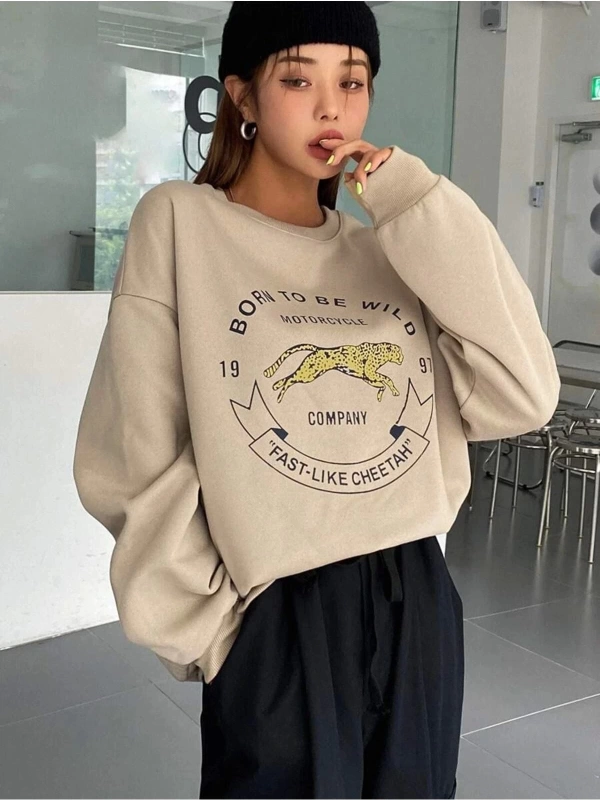 Kadın Bej Cheetah Baskılı Oversize Bisiklet Yaka Sweatshirt TYCF43C30N168741410