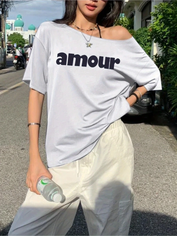 Beyaz Kadın Düşük Omuz Kayık Yaka Amour Baskılı