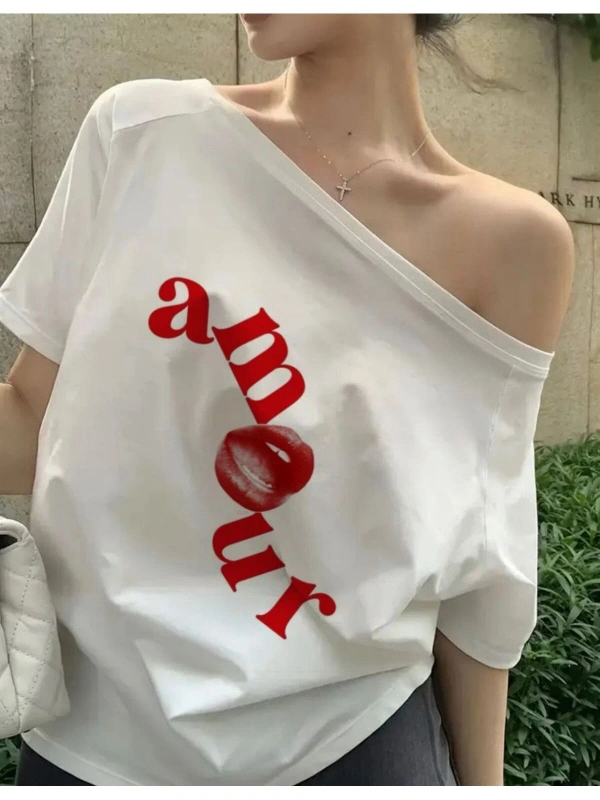 Beyaz Kadın Düşük Omuz Kayık Yaka Amour Baskılı