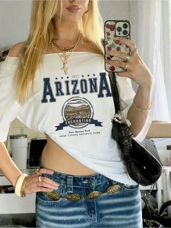 Beyaz Kadın Düşük Omuz Kayık Yaka Arizona Baskılı