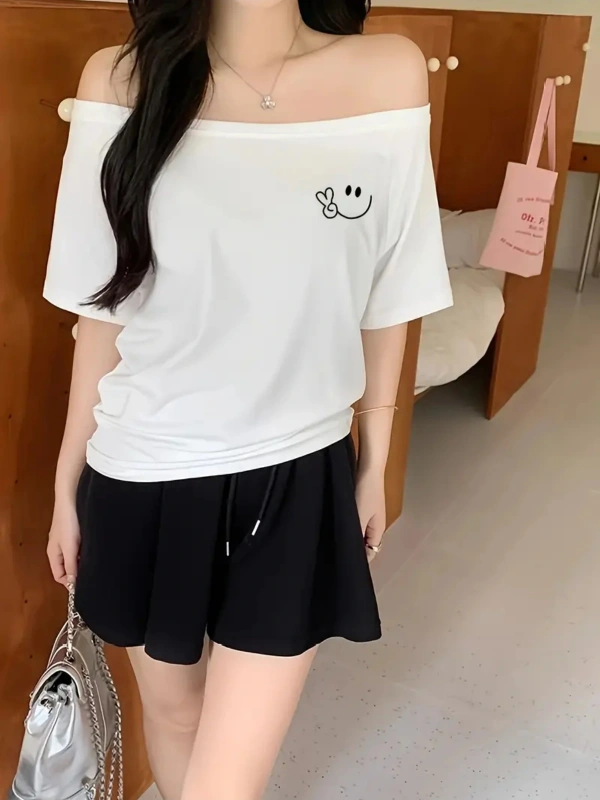 Beyaz Kadın Düşük Omuz Kayık Yaka Baskılı