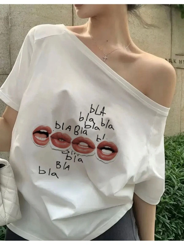 Beyaz Kadın Düşük Omuz Kayık Yaka Bla Bla Baskılı