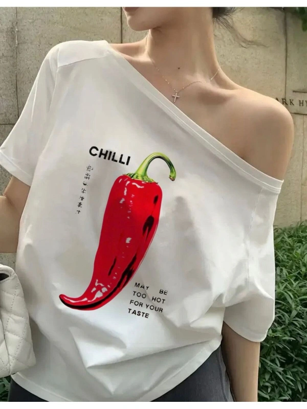 Beyaz Kadın Düşük Omuz Kayık Yaka Chilli Baskılı