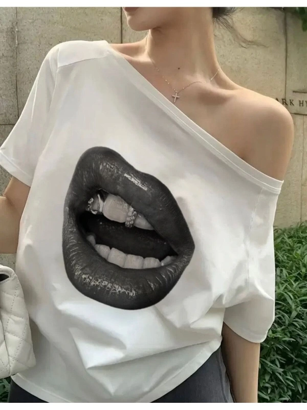 Beyaz Kadın Düşük Omuz Kayık Yaka Dudak Baskılı