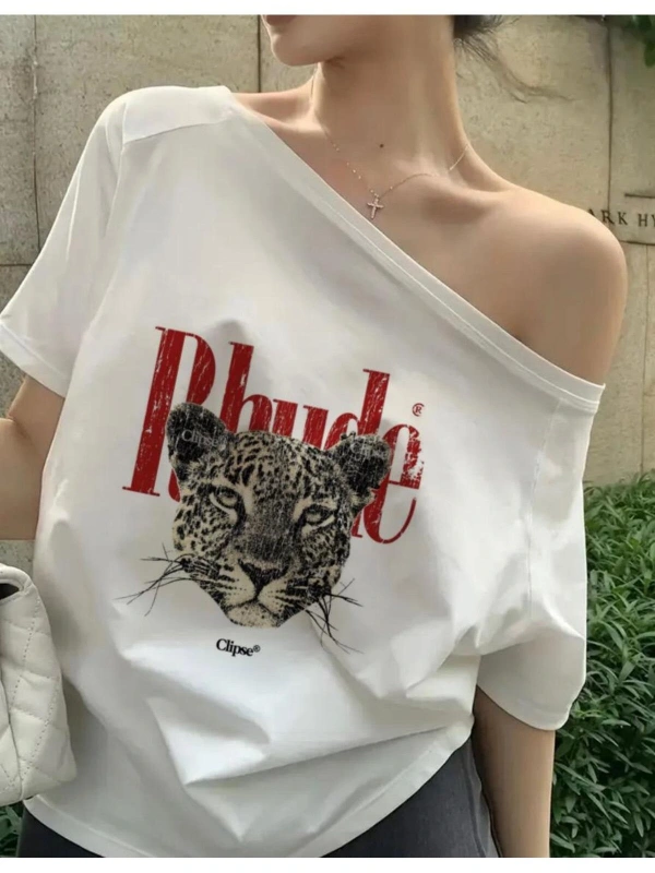 Beyaz Kadın Düşük Omuz Kayık Yaka Panter Baskılı