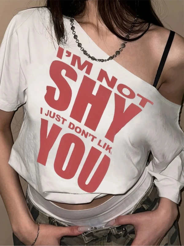 Beyaz Kadın Düşük Omuz Kayık Yaka Shy You Baskılı