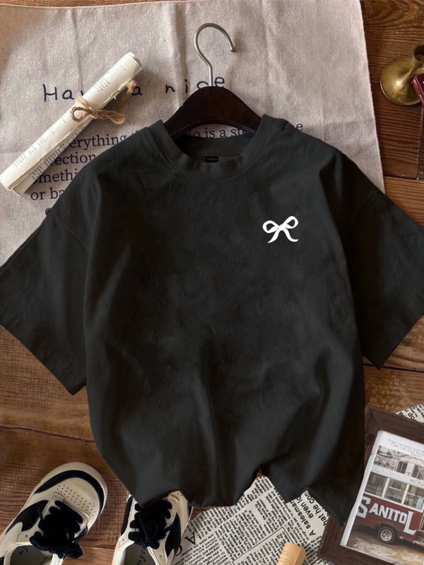 Büyük Beden Fiyonk Logo Baskılı Rahat Minimalist Desen Yuvarlak Yaka Kısa Kollu Tişö