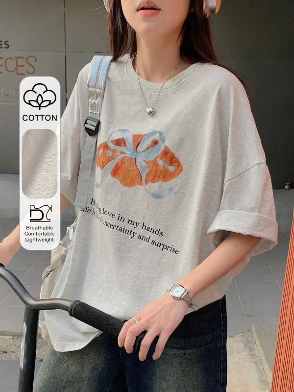 DAZY Kadın Retro Ekmek ve Fiyonk Baskılı Bol Kısa Kollu Tişört