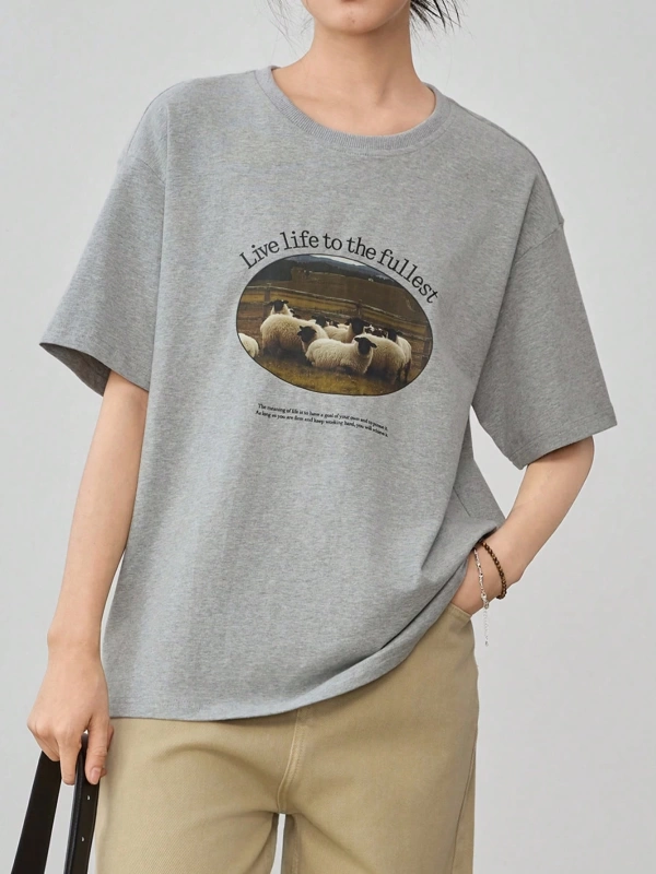 Dazy-Less Loose Casual İş Mektubu ve Grafik Baskılı Kısa Kollu Kadın Tişörtü Eski Para Stili