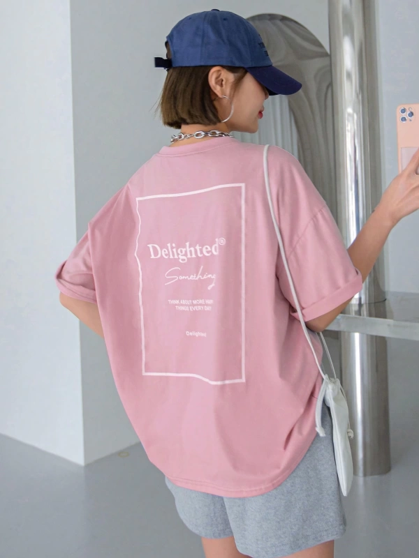 DAZY Slogan Grafik Düşük Omuz Tişörtü Memnuniyetle Her Gün Daha Fazla Yeni Şey Düşünün Memnun