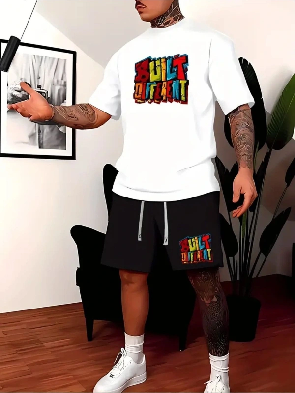 Erkek BeyazRenkli Built Different Baskılı Basic Oversize T-Shirt- Şort Takım strup0000000000014