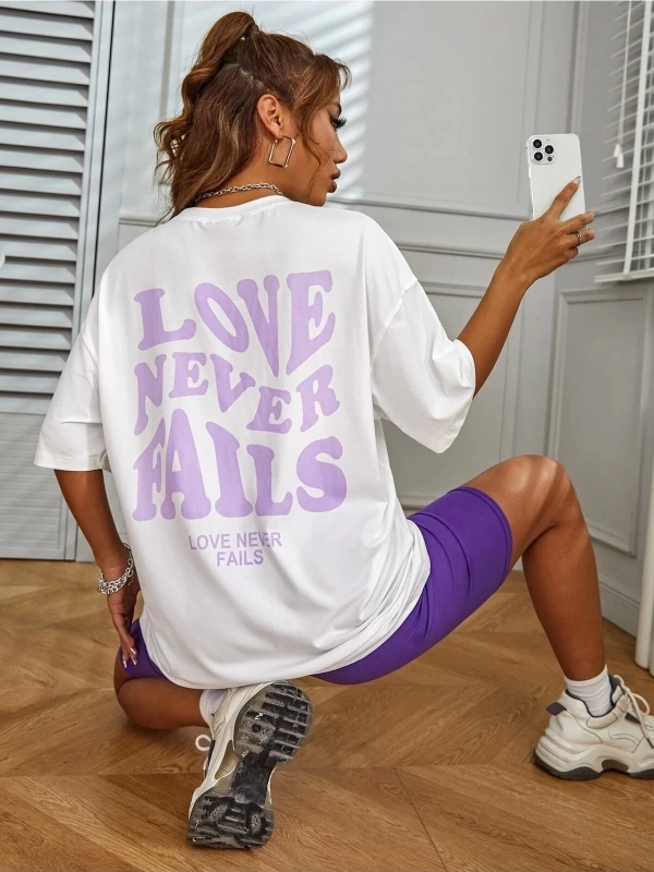 Kadın Beyaz Love Never Fails Baskılı Oversize Tişört