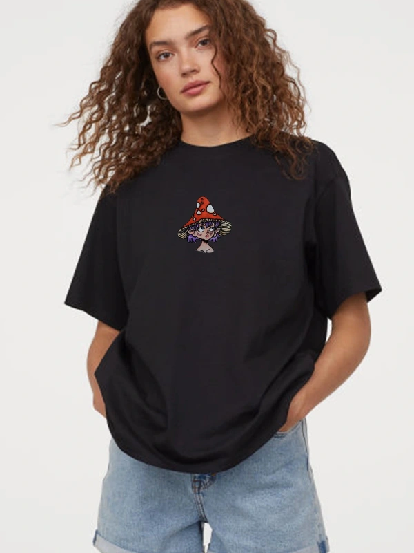 Kadın Siyah Önü Mantar Şapkalı Kız Baskılı Bisiklet Yaka Oversize Pamuklu T-shirt