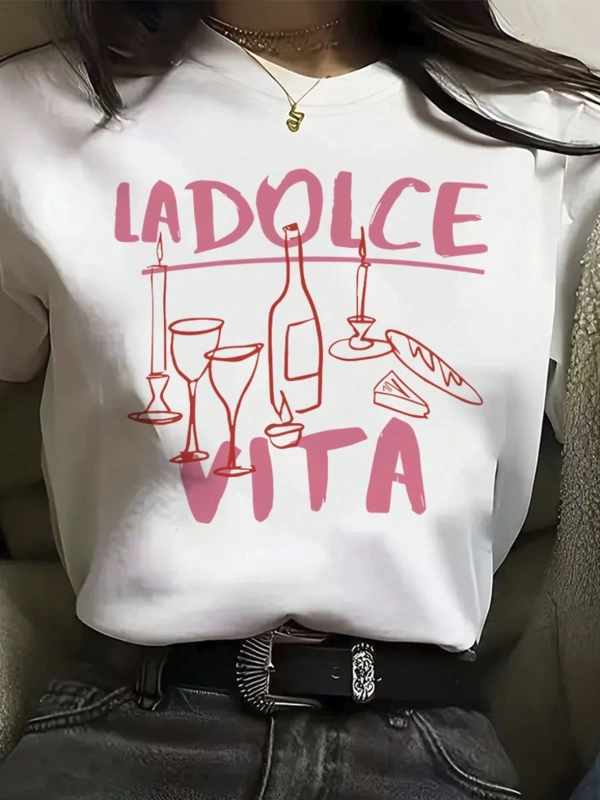 Kadınlar İçin Günlük Grafik Tişört - La Dolce Vita Şarap Kadehi ve Mum Tasarımı, Kısa Kollu