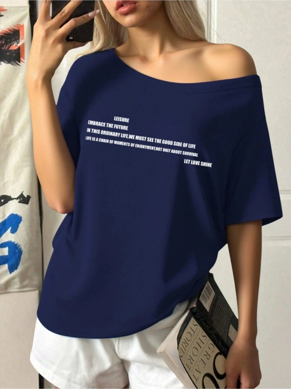 Lacivert Kadın Düşük Omuz Kayık Yaka Yazı Baskılı