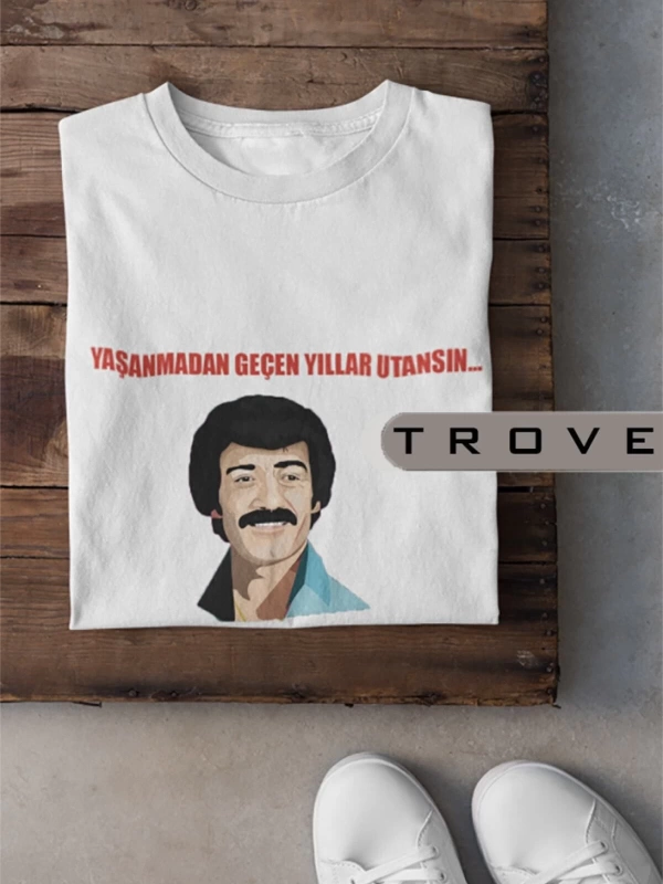 MAVİ Unısex Kadın Erkek Müslüm Gürses Yıllar Utansın %100 Pamuk Baskılı Siyah Beyaz T-shirt